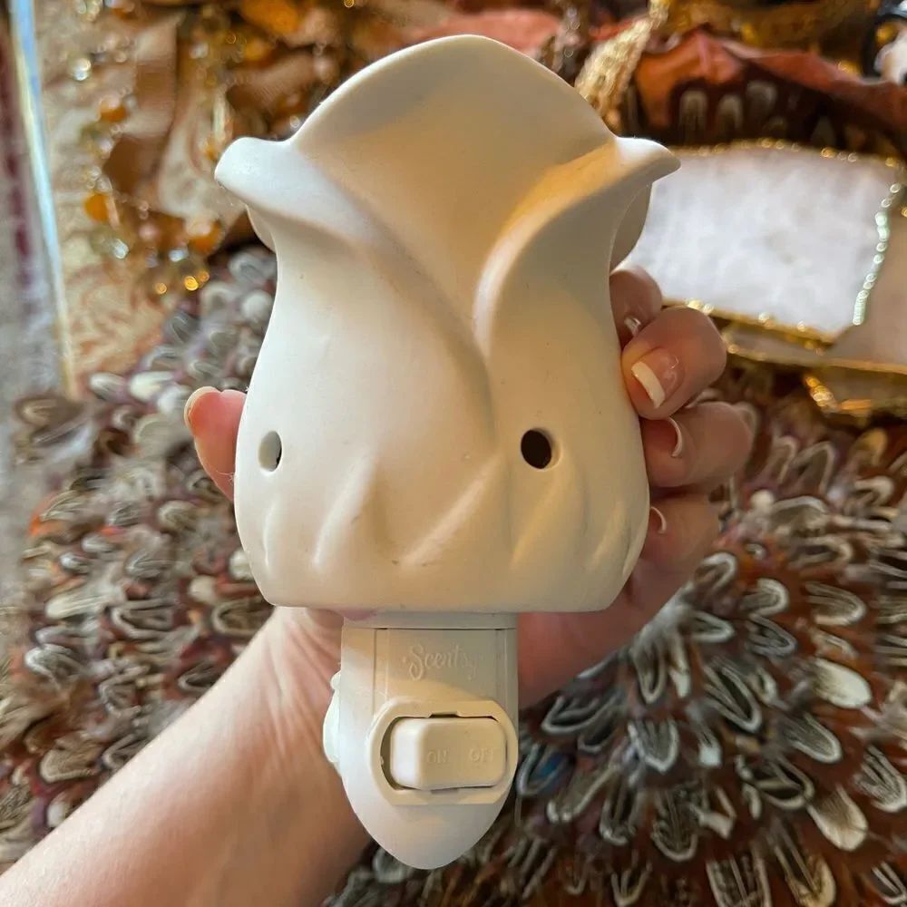 A PAIR of Scentsy Tulip plug in Warmers in Cream